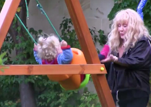 Ekskluzīvs VIDEO! Pugačova mājas pagalmā nosvin savu dvīņu jubileju