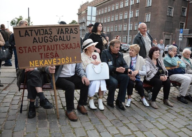 Protesta gājienā pret bēgļu uzņemšanu valstī devušies aptuveni 500 cilvēki.