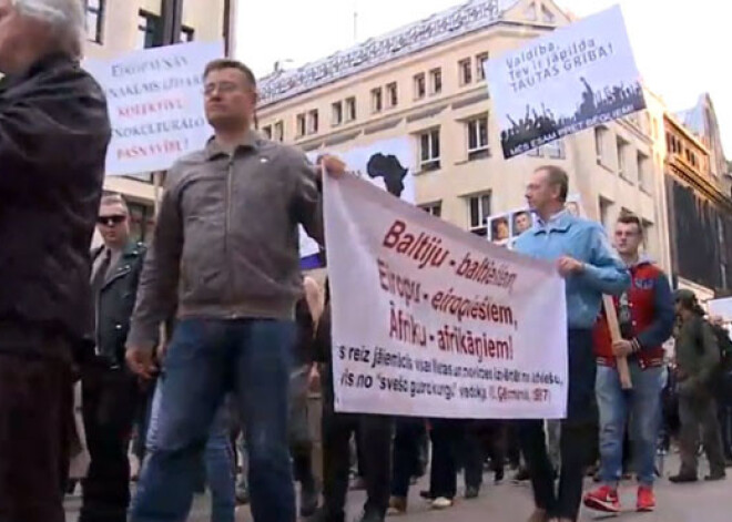 Protestā "pret uzspiestiem imigrantiem" pulcējas simtiem cilvēku. FOTO