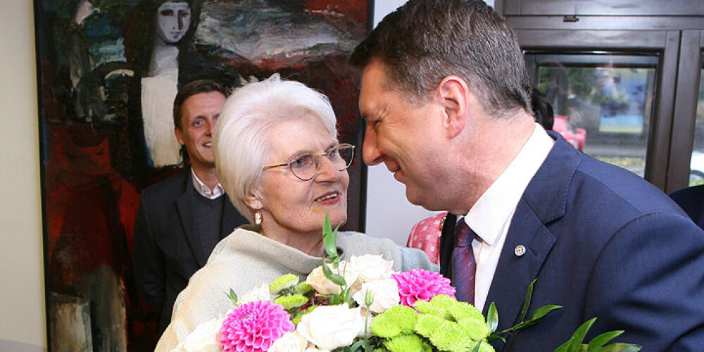 Izcilo mākslinieci Džemmu Skulmi 90. jubilejā sveic Valsts prezidents Raimonds Vējonis.
