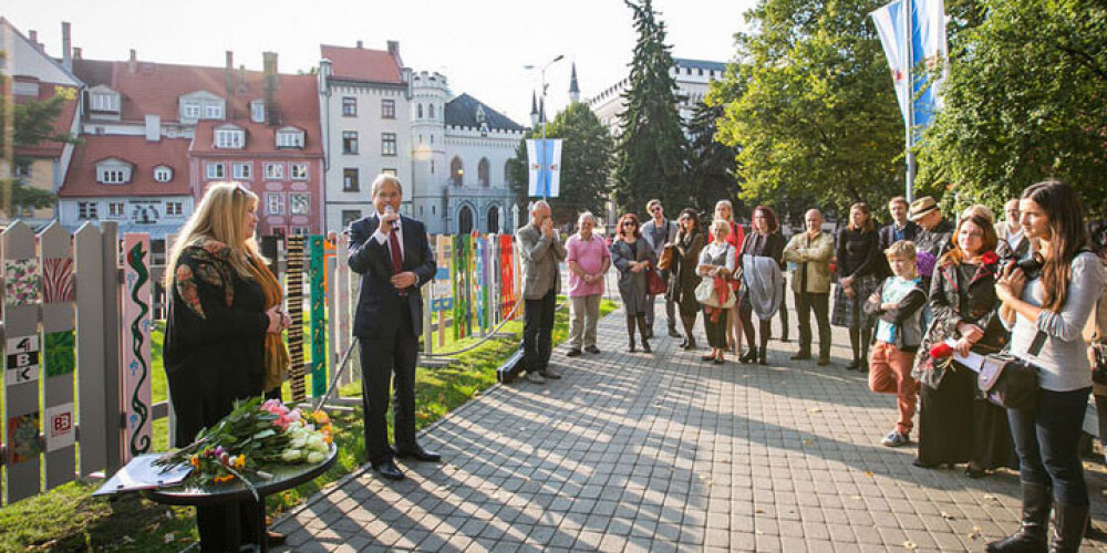 Andris Ameriks, kā viena darba autors, piedalās izstādes "Bilžu sēta" atklāšanā. FOTO