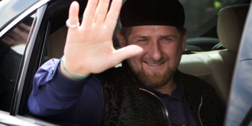 "Более 900 сирийских беженцев стали в четверг желанными гостями одного из лучших ресторанов в городе Киль (северная Германия)… Мы доставили их на автобусах из лагеря для беженцев. Для них накрыли праздничные столы", - написал Рамзан Кадыров на своей странице в Instagram