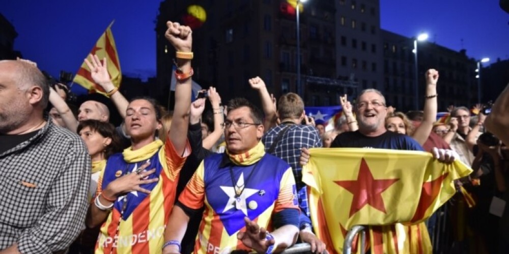 Barselona līksmo - vēlēšanās uzvarējušas partijas, kas atbalsta neatkarību no Spānijas