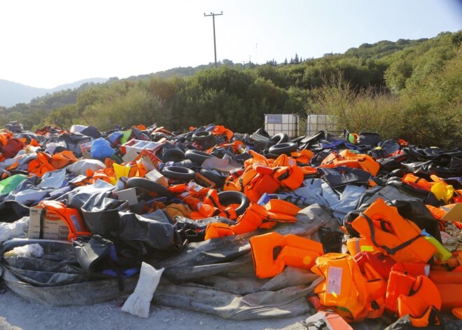 Priecīgi par ierašanos Eiropā, migranti met nost savas glābšanas vestes, kuras vilka jūras ceļojuma laikā. Lesbas salā izveidojušās līdz pat 4 metru augsti peldvestu un izmestu laivu krāvumi.