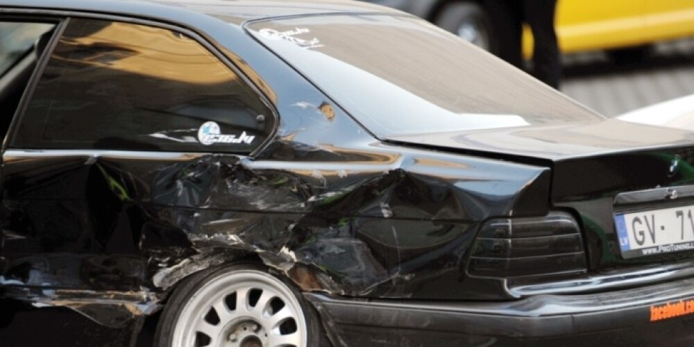 Погоня в Сигулде: убегая пьяный водитель разбил машину и чуть не убил ребенка