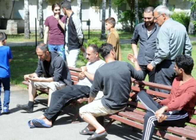 Mucenieku ciema iedzīvotāji satraukti par gaidāmo papildu bēgļu ierašanos. VIDEO