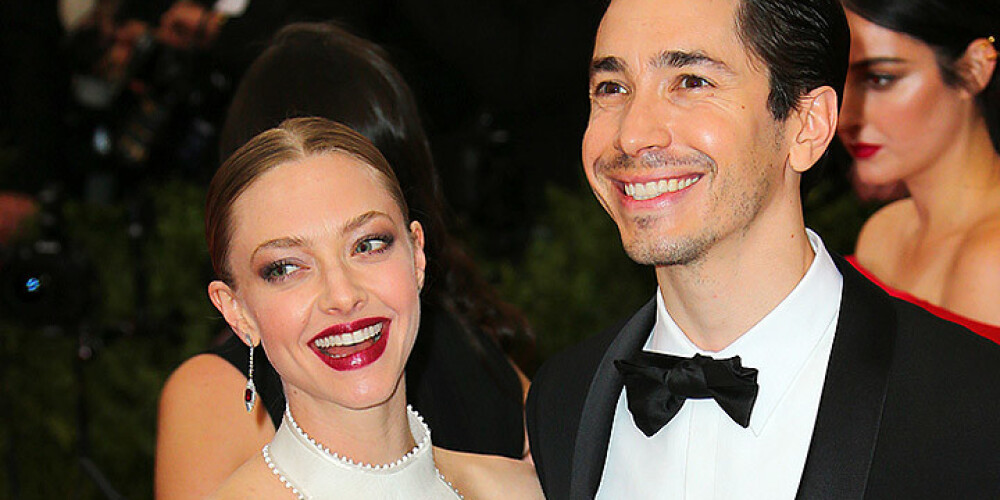 Amanda Seifrīda un Džastins Longs iepazinās pateicoties sociālās saziņas tīklam „Instagram”. Amandai iepatikās viena no Džastina publiskotajām fotogrāfijām un viņa uzrakstīja puisim vēstulīti.