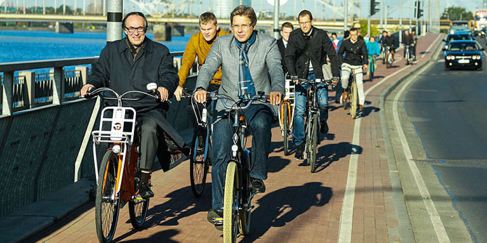 Nīderlandes vēstnieks un Ušakovs vizinās pa Rīgu ar velosipēdiem. FOTO