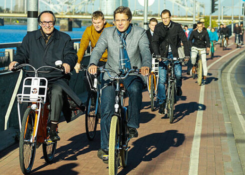 Nīderlandes vēstnieks un Ušakovs vizinās pa Rīgu ar velosipēdiem. FOTO