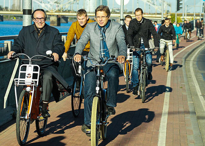 Nīderlandes vēstnieks un Ušakovs vizinās pa Rīgu ar velosipēdiem. FOTO