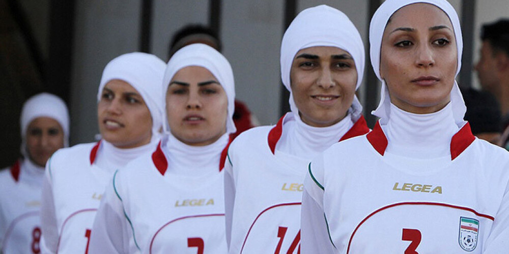 Neticama krāpniecība. Irānas sieviešu futbola izlasē spēlē 8 vīrieši. FOTO