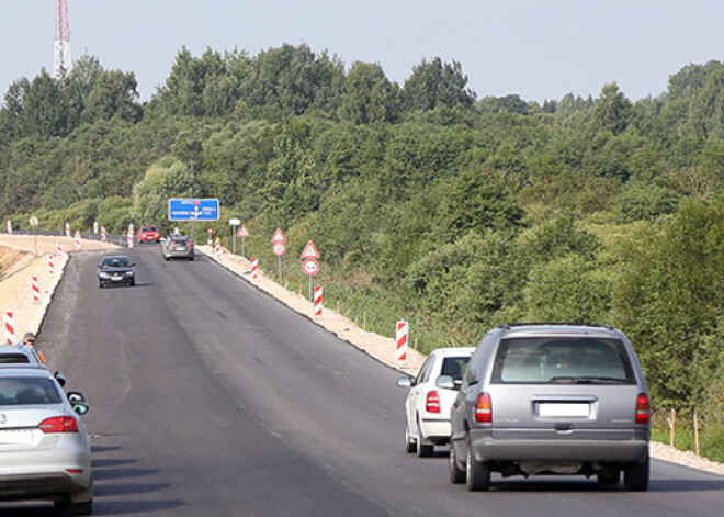 Traģēdija uz Liepājas šosejas. Satiksmes autobuss sabrauc gājēju