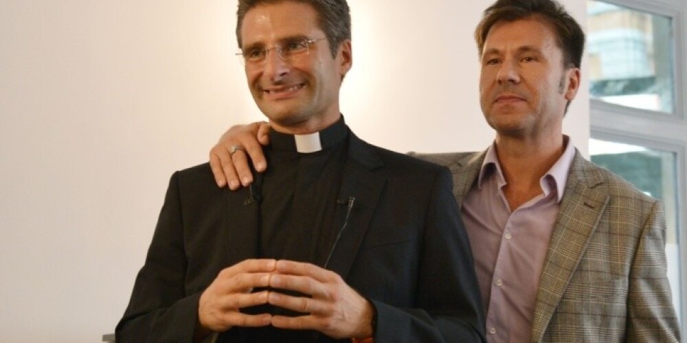Ватикан уволил священника-гея за публичный каминг-аут