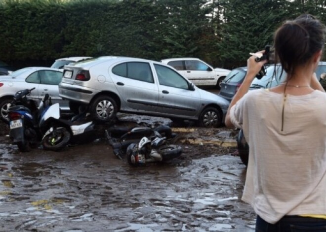 Upe appludina pansionātu, auto aiznes jūrā. Plūdos Franču Rivjērā vismaz 16 bojāgājušie. FOTO