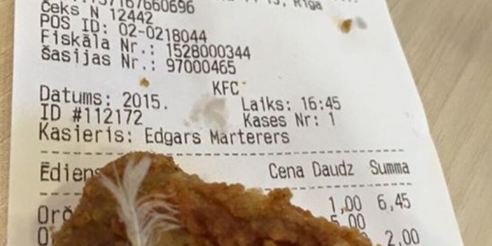 Сюрприз от KFC: курицу подали вместе с перышком