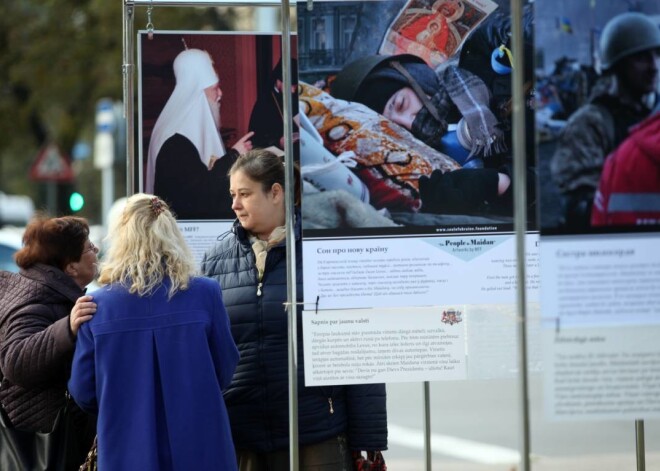 Starptautiskā ceļojošā izstāde "Maidana cilvēki" Brīvības bulvāra alejā starp Merķeļa ielu un Elizabetes ielu.