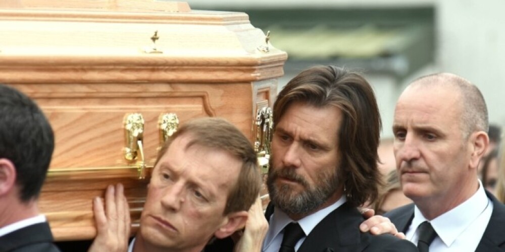Джим Керри нес гроб на похоронах покончившей с собой экс-возлюбленной