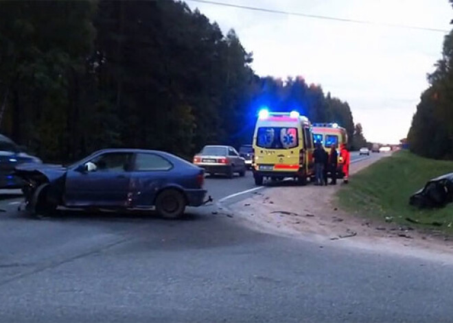 Avārijā Mārupes pusē cietuši septiņi cilvēki, tostarp divus gadus veca meitene. VIDEO