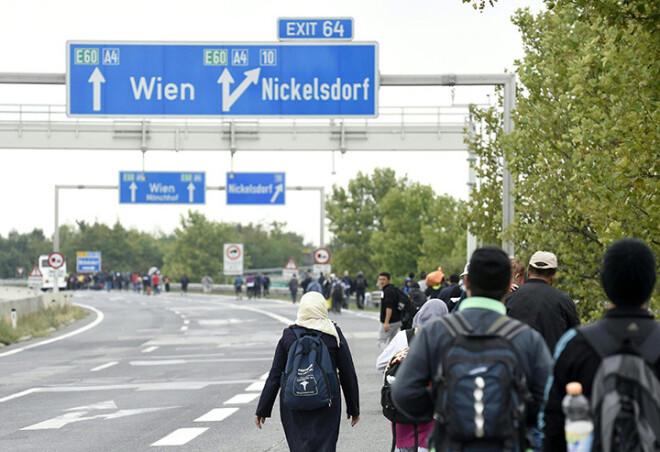 Bēgļu rindas no Ungārijas dodas Austrijas robežas virzienā.