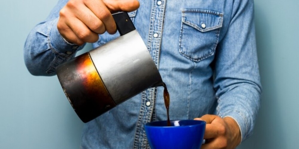 Vāriet kafiju paši! Šādā veidā izvairīsities no kārdinājuma pa ceļam uz darbu benzīntankā paķert neveselīgo "automātu kafiju", kam bieži mēdzam pievienot sīrupu un treknu putukrējumu.