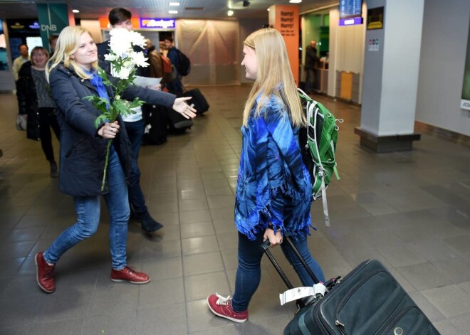 Lidostā sagaida latvieti, kas uzvarēja pasaulē grūtākajā skrējienā Brazīlijas džungļos