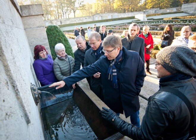 Rīgas domes vadība pieņem memoriālā ansambļa objektu atjaunošanas darbus Brāļu kapos