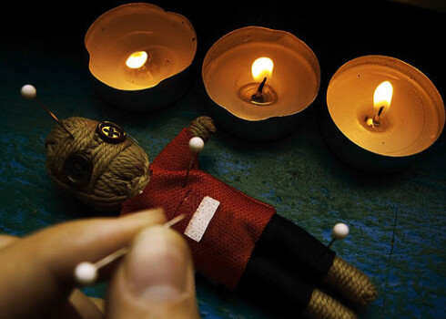 Pašgatavotas lelles no mājas nes ārā ar mērķi atbrīvoties no ļaunas acis, lāsta, nobūruma. Ir ļoti liela iespēja, ka rotaļļieta ir pārsātināta ar negatīvo enerģiju. Īpaši, ja šī lieta atrasta ceļu krustojumā.