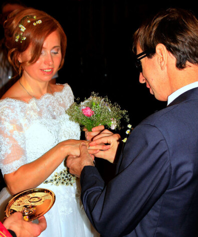 14 августа Елена и Геннадий, который к тому моменту уже около года был болен раком, обвенчались в церкви