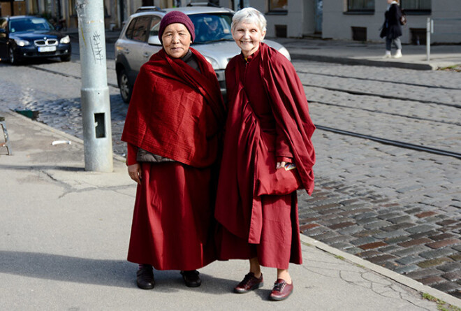 Rīgas ielās viešņu no Tibetas pavada latviete, pedagoģijas doktore Margarita Putniņa. Vajadzības gadījumā viņa piestrādā arī kā kautrīgās Tenzinas tulks.