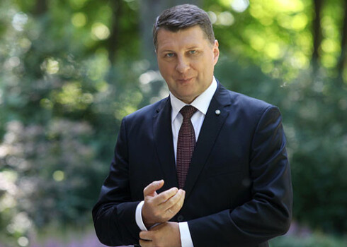 Raimonds Vējonis Valsts prezidenta amatā pavadījis pirmās simts dienas. Tas ir iemesls, lai izvērtētu politiķa iejušanos jaunajā statusā. Vējoņi īpaši neviens nekritizē, bet arī ar uzslavām viņu nelutina.