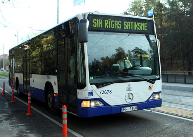 No Palmu ielas evakuētie iedzīvotāji nakti pavadījuši "Rīgas satiksmes" autobusā