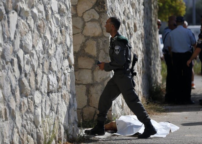 Izraēlas mediķi apklāj nošauto palestīnieti