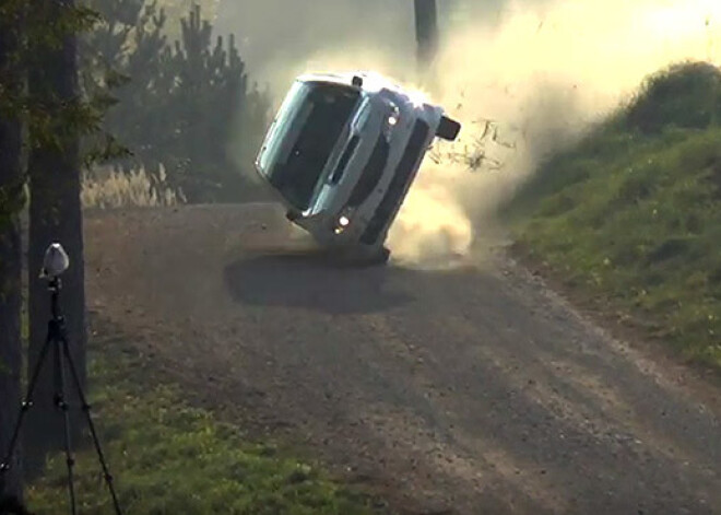 Japāņu ekipāža rallijā "Latvija" piedzīvo smagu avāriju. VIDEO