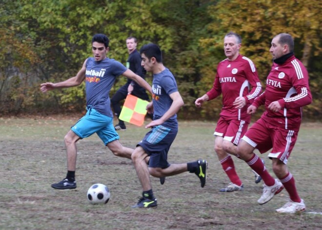 Saeimas deputātu un Mucenieku bēgļu futbola mačs