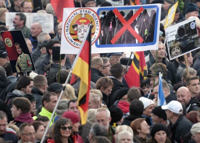 19.oktobris Drēzdenes centrā piepildījās ar desmitiem tūkstošiem ļaužu, kuri protestēja pret kancleres Angelas Merkeles politiskās darbības manieri, kā rezultātā Vāciju "okupē" nelegālo imigrantu ordas. Pasākumā, kuru organizēja "PEGIDA" aktīvisti, plīvoja plakāti, kas nudien neglaimo Merkeles kundzei.