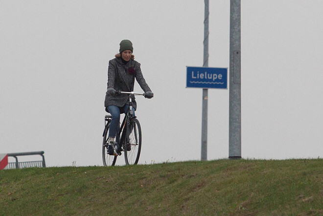 Ksenija Sobčaka ar velo izbraucienā pa Jūrmalu.