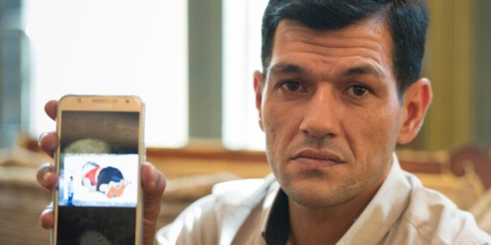 45 gadu vecais sīriešu bēglis Abdulla, apglabājis savus dēlus un sievu, saņēmis vīzas piedāvājumus no daudzām valstīm. Šo attēlu viņš glabā savā viedtālrunī.