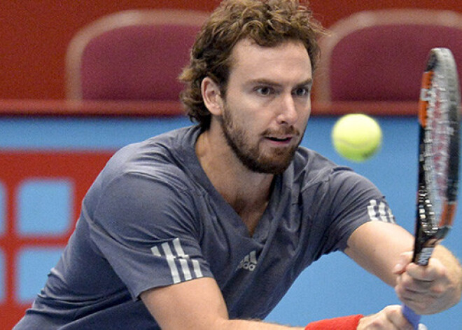 Gulbis ar lielisku servi uzvar 13. vietas īpašnieku Isneru un iekļūst Vīnes turnīra ceturtdaļfinālā