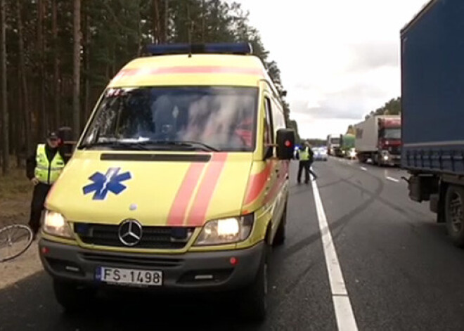 Jauno velosipēdistu treniņa rīkotāji stāsta, ka ievērojuši visus drošības pasākumus. VIDEO