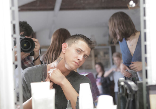 После окончания съемочного дня Павел самостоятельно снимал грим