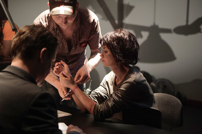 Агате Муцениеце перед сценой допроса надевают наручники