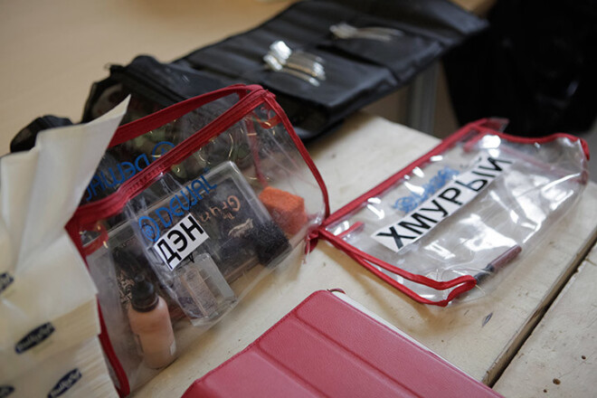 Для каждого персонажа имеется особый пакет с гримом