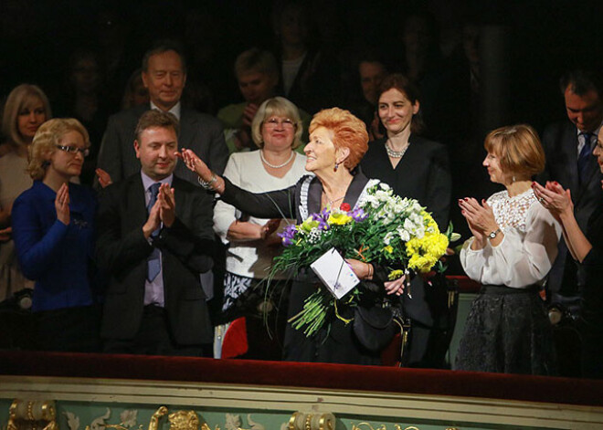 Deju svētki izdejoti! Horeogrāfes Ingrīdas Saulītes jubilejas koncerts "Dejā rotātā". FOTO