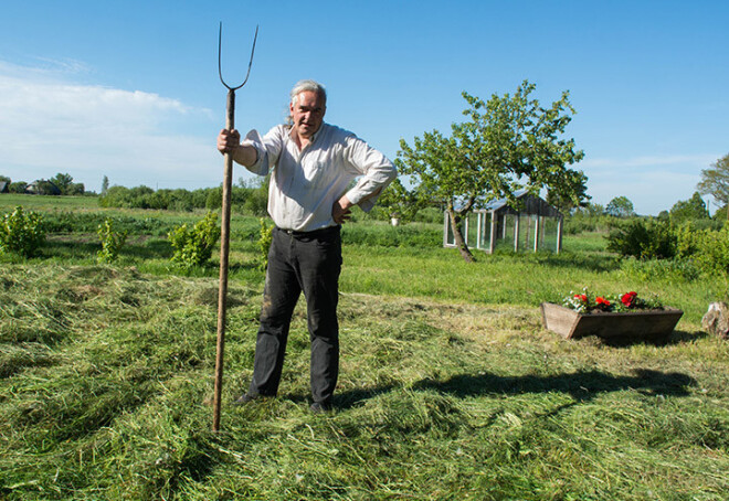 Žīmants teic, ka ar līdzena mauriņa iekopšanu neaizraujoties, kaut arī kaimiņi apkārt ložņājot. Viņš godprātīgi kopj savu naturālo saimniecību un neaizmirst arī par puķu dobi. Lopiņu saimi šaismājās pārstāv seši kaķi.