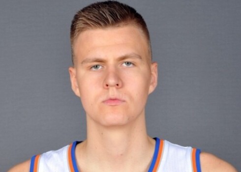 Kristaps Porziņģis savu debijas spēli NBA aizvadījis gana sekmīgi, lēš vairāki no vadošajiem pasaules medijiem.