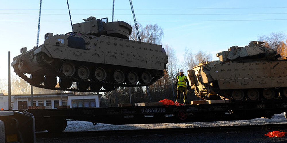 Latvijā nogādā 17 ASV tankus un bruņutransportierus. FOTO