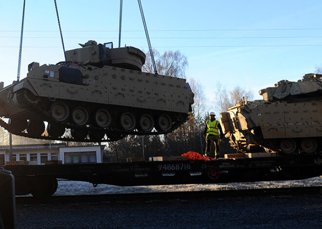 Latvijā nogādā 17 ASV tankus un bruņutransportierus. FOTO