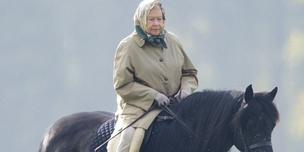 Briti sajūsmā kūst: 89 gadu vecumā Karaliene aizjāj rudens rēnajā smidzenī. FOTO