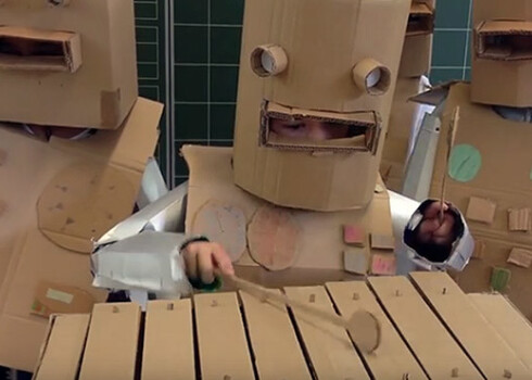 Pirmās klases bērni izpilda leģendārās grupas "Kraftwerk" dziesmu "The Robots".