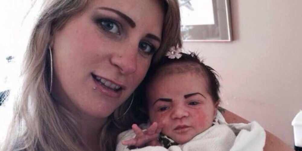 Мама, которая нарисовала младенцу брови, возмутила Интернет